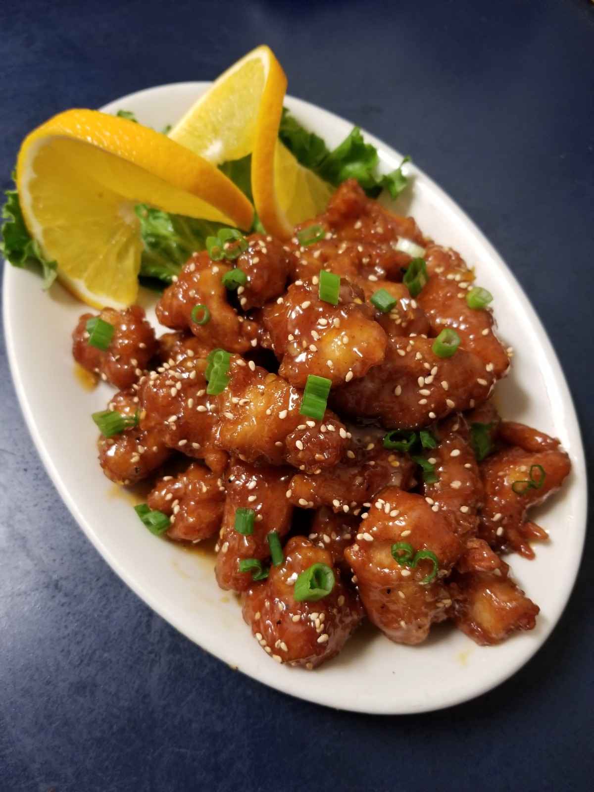Crispy fried chicken tossed in orange sauce &
topped with green onion, sesame.